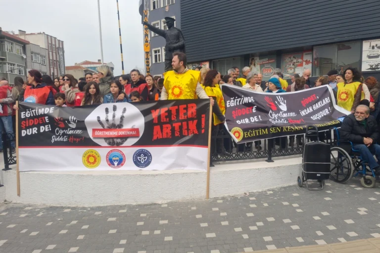 Keşan'da okul şiddetine tepki gösteren kalabalık Alparslan Türkeş Meydanı'nda oturma eylemi yapıyor.