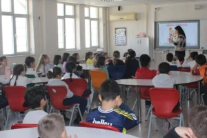 İzmir Büyükşehir Belediyesi'nin Aliağa ve Bergama'da başlattığı akran zorbalığına karşı nezaket eğitimi