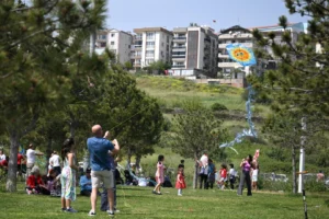 Bornova Belediyesi tarafından düzenlenen 23 Nisan Ulusal Egemenlik ve Çocuk Bayramı Uçurtma Şenliği'nden renkli görüntüler