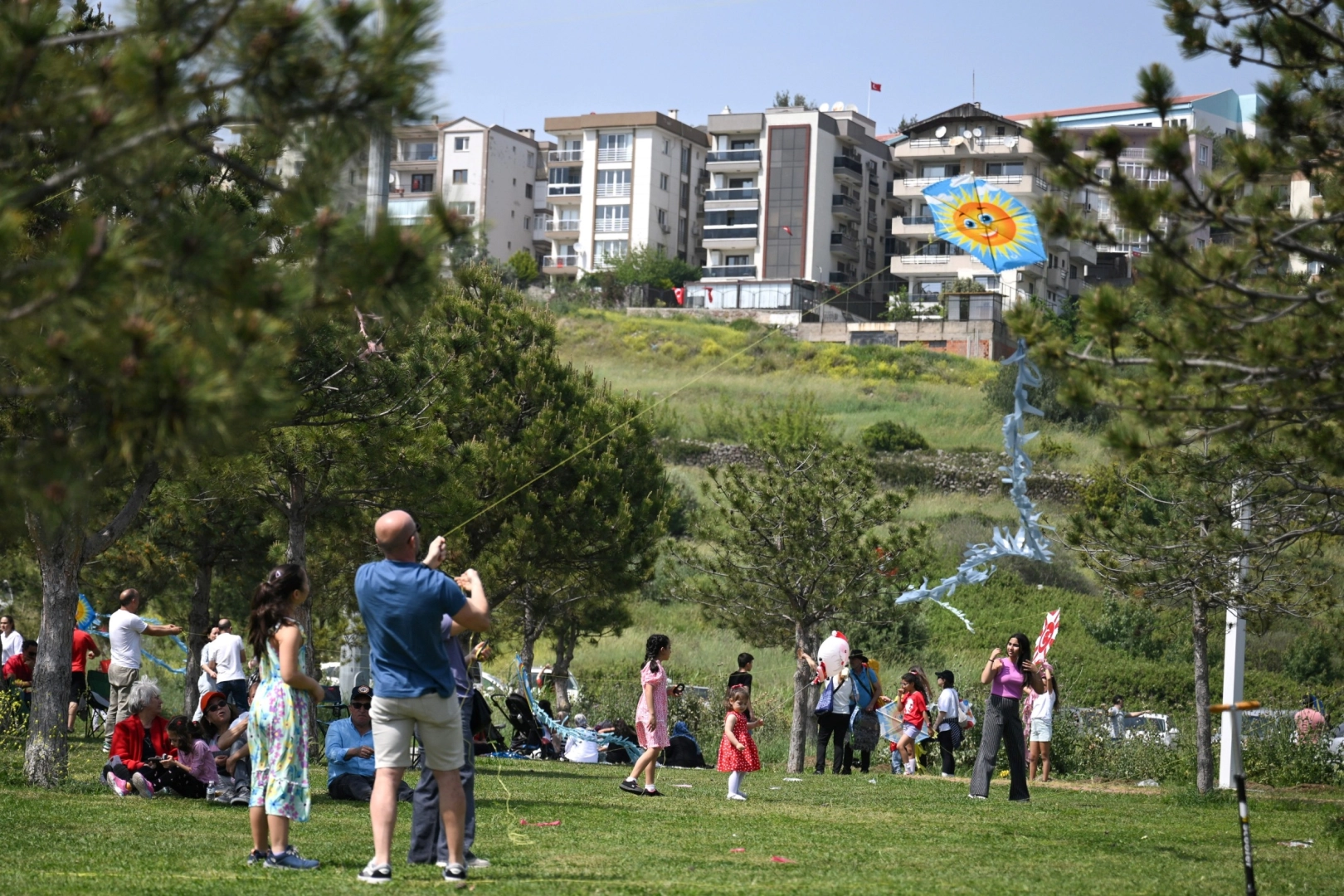 Bornova Belediyesi tarafından düzenlenen 23 Nisan Ulusal Egemenlik ve Çocuk Bayramı Uçurtma Şenliği'nden renkli görüntüler