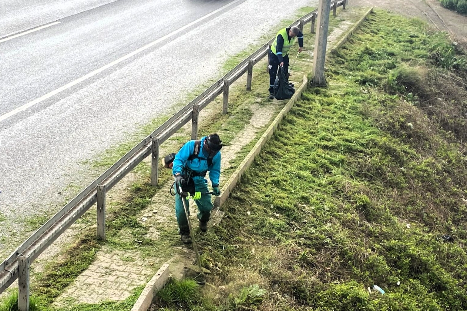 Kocaeli'de yol ve kaldırımlarda yapılan temizlik çalışmaları