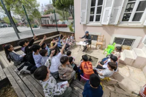 İzmir'deki Işılay Saygın Çocuk Kütüphanesi'nde kitap okuyan çocuklar