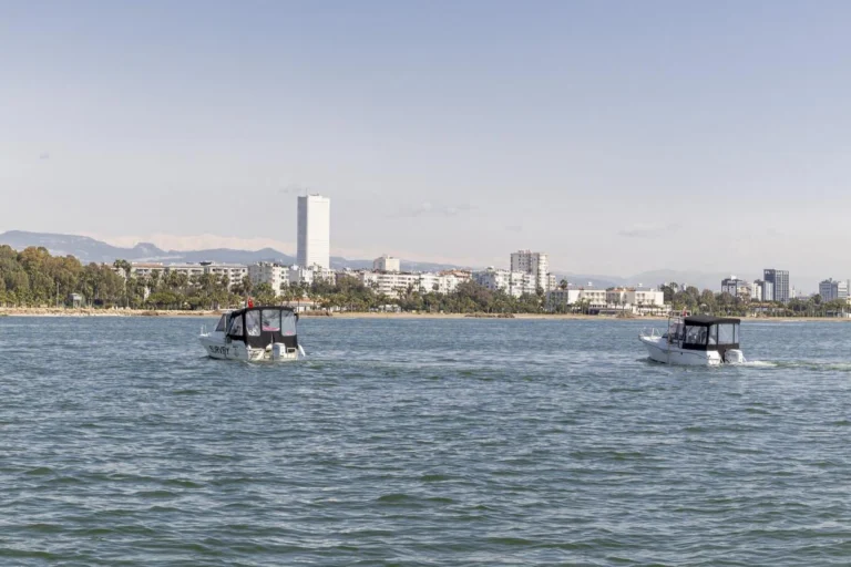 Mersin Büyükşehir Belediyesi tarafından hayata geçirilen 'Plaj Mersin' projesi kapsamında kent merkezine yapılan kumsal alanı