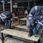 Antalya Büyükşehir Belediyesi'nin kendi atölyelerinde ürettiği bank ve piknik masaları