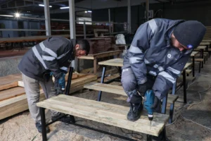 Antalya Büyükşehir Belediyesi'nin kendi atölyelerinde ürettiği bank ve piknik masaları