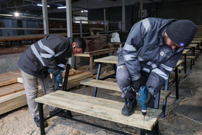 Antalya Büyükşehir Belediyesi'nin kendi atölyelerinde ürettiği bank ve piknik masaları