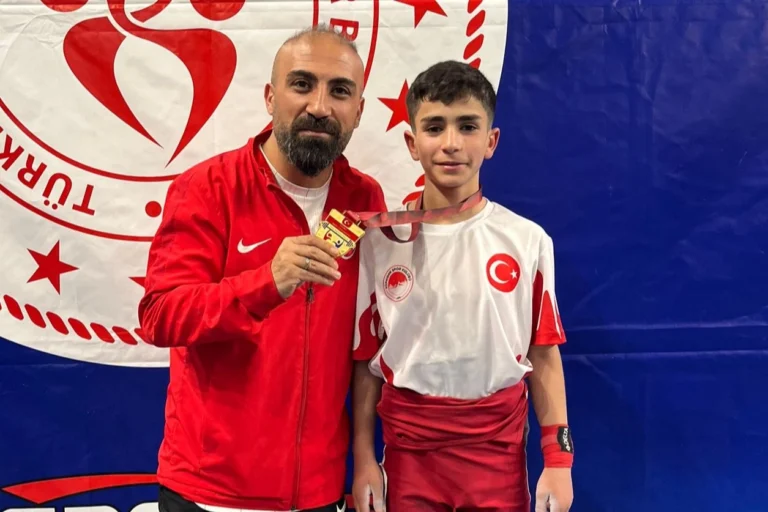 Ağrılı halterci Osman Oğur Türkiye şampiyonluğunu kazandı.
