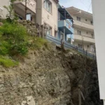 Edirne Keşan'da inşaat alanı çevresindeki yolun çökme tehlikesi ve mahalle sakinlerinin endişesi.