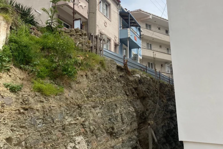 Edirne Keşan'da inşaat alanı çevresindeki yolun çökme tehlikesi ve mahalle sakinlerinin endişesi.