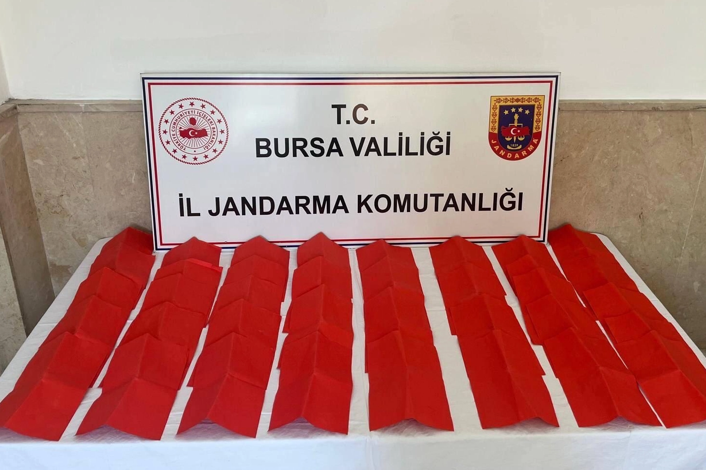 Bursa'da jandarma ekipleri tarafından sentetik uyuşturucu operasyonu yapıldı, çok sayıda içimlik uyuşturucu ele geçirildi.