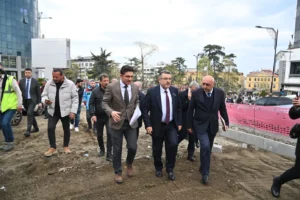 Trabzon Meydan'da viyadük altı sosyal yaşam alanına dönüşüyor, Başkan Genç çalışmaları inceledi.