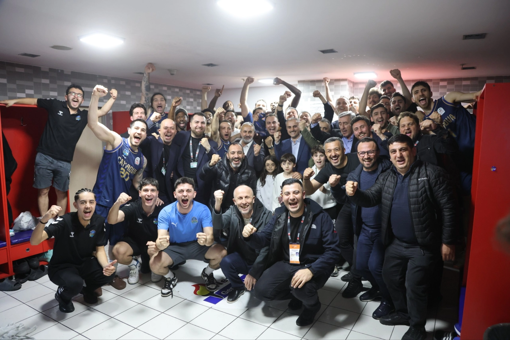 Çayırova Belediyesi basketbol takımı şampiyonluk kupasını kaldırıyor