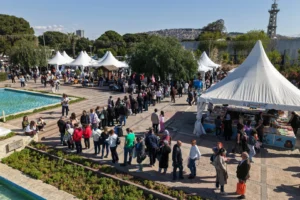 İzmir Kitap Fuarı İZKİTAP'a yoğun ilgi gösteren ziyaretçiler