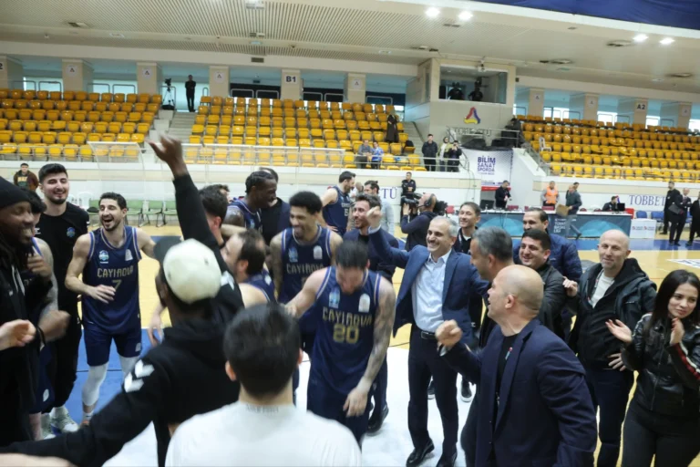 Çayırova Belediyesi basketbol takımı kupayla zafer pozu veriyor