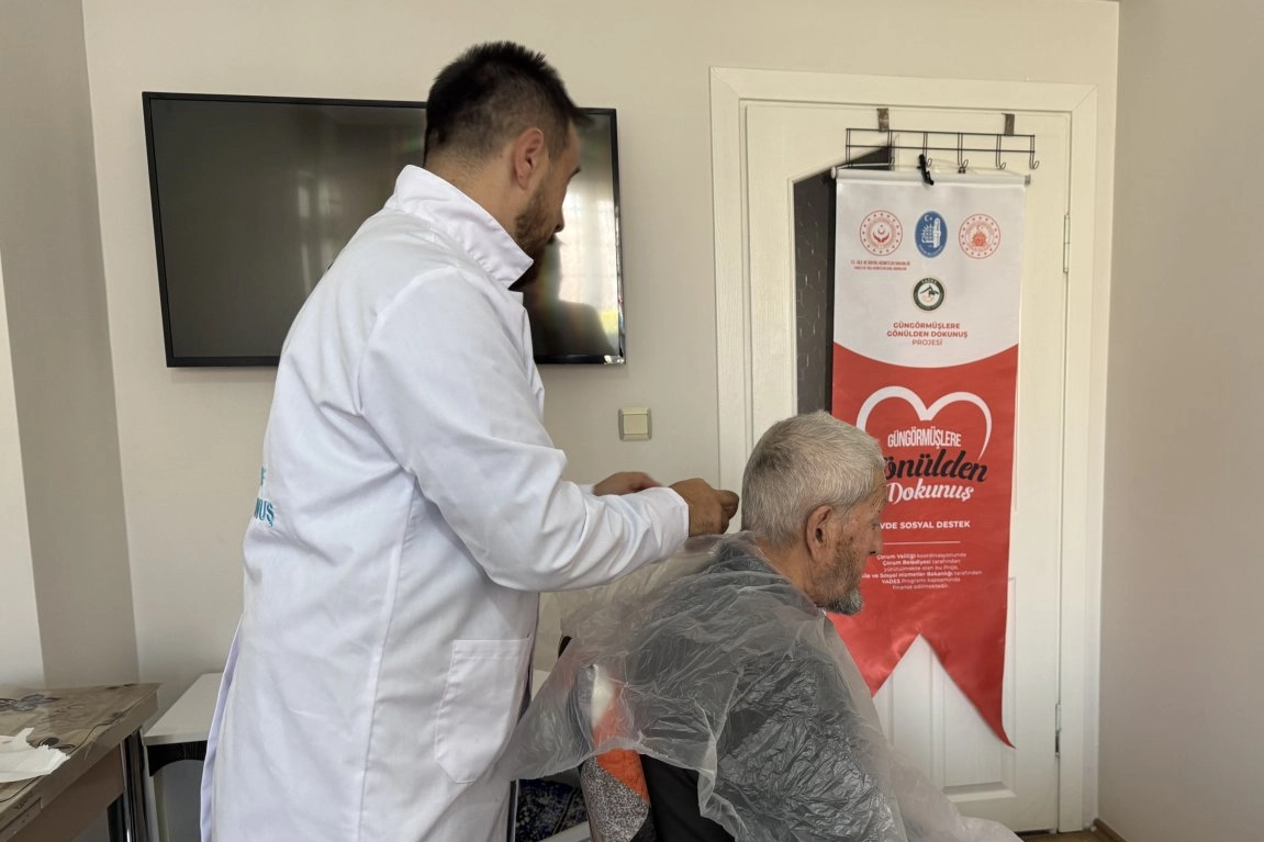 Çorum Belediyesi'nin yaşlı ve dezavantajlı bireylere yönelik 'Güngörmüşlere Gönülden Dokunuş' projesi kapsamında sağlanan destek ve hizmetler