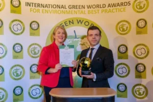 Emine Erdoğan'ın himayesinde yürütülen Sıfır Atık Projesi'nin Galler'deki Green World Awards'ta 'Yeşil Dünya Şampiyonu' ödülünü aldığı anı temsil eden görsel.