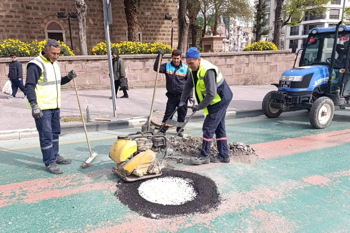 Manisa Mesir Macunu Festivali hazırlıkları kapsamında yenilenen cadde
