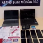 Bilecik'te MİT görevlisi gibi davranarak dolandırıcılık yapan çeteye yönelik 'Avcı Operasyonu'nda ele geçirilen dijital materyaller ve silahlar.