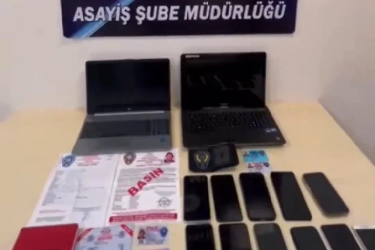 Bilecik'te MİT görevlisi gibi davranarak dolandırıcılık yapan çeteye yönelik 'Avcı Operasyonu'nda ele geçirilen dijital materyaller ve silahlar.