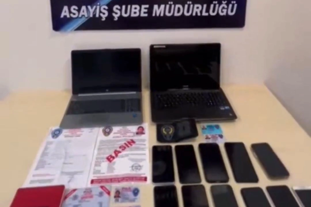 Bilecik'te MİT görevlisi gibi davranarak dolandırıcılık yapan çeteye yönelik 'Avcı Operasyonu'nda ele geçirilen dijital materyaller ve silahlar.