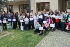 Maltepe'de satranç kursunu başarıyla tamamlayan çocuklar