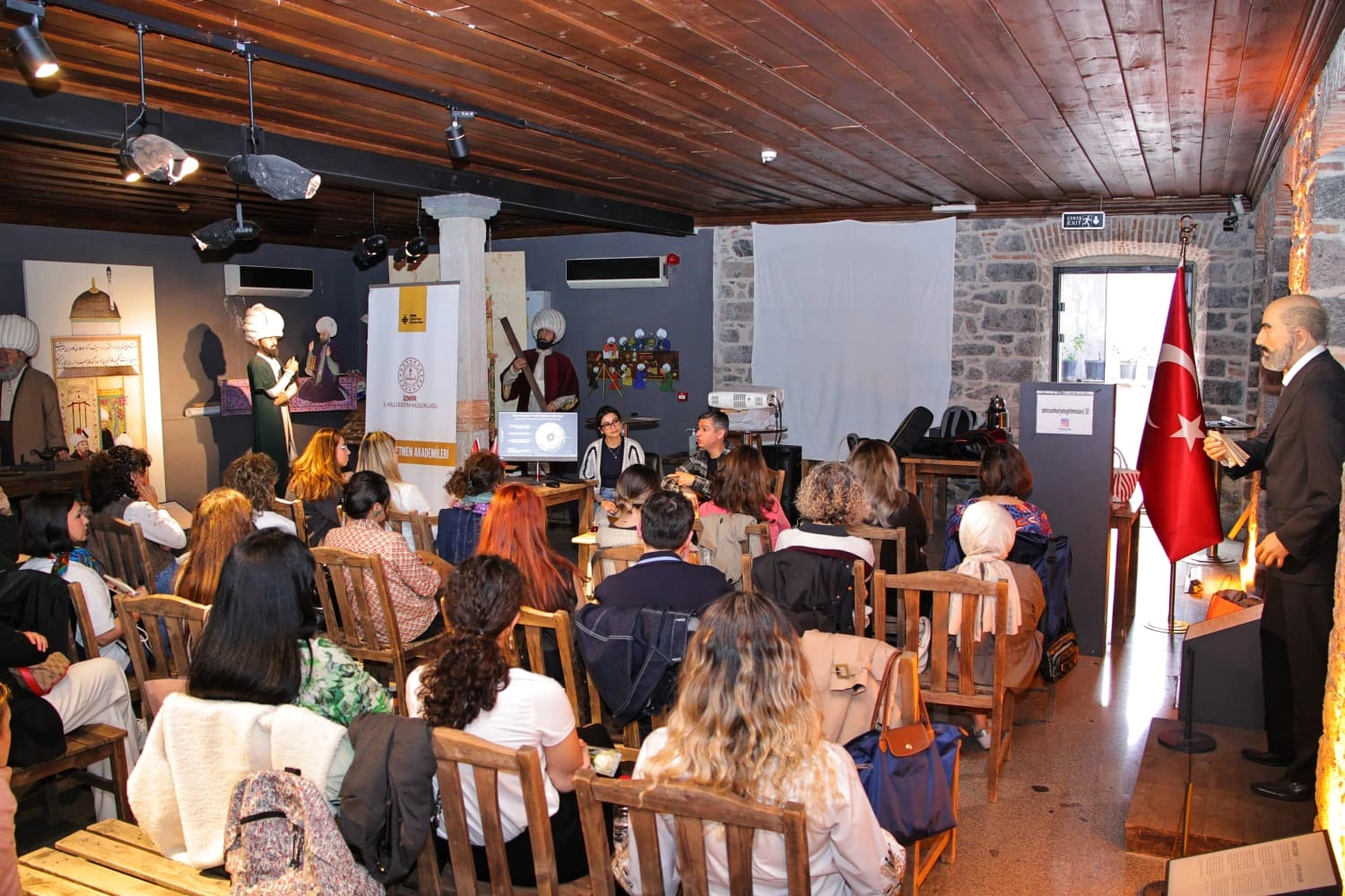 İzmir Öğretmen Akademileri'nde düzenlenen edebiyat, şehir ve kültür, felsefe ve müzik konulu etkinliklerden kareler