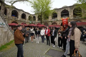 Osmangazi Belediyesi'nin düzenlediği gastronomi ve kültür turunda öğrenciler lezzetleri ve tarihi mekanları keşfediyor.