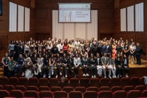 İzmir Büyükşehir Belediyesi'nin 'Tek Sağlık' projesinde görev alan gönüllü gençler ve deneyimli mentorlar