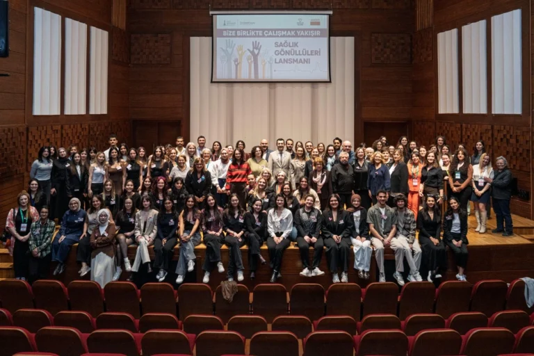 İzmir Büyükşehir Belediyesi'nin 'Tek Sağlık' projesinde görev alan gönüllü gençler ve deneyimli mentorlar