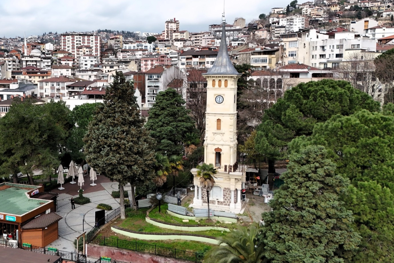İzmit Saat Kulesi'nin yenilenen estetik ışıklandırması
