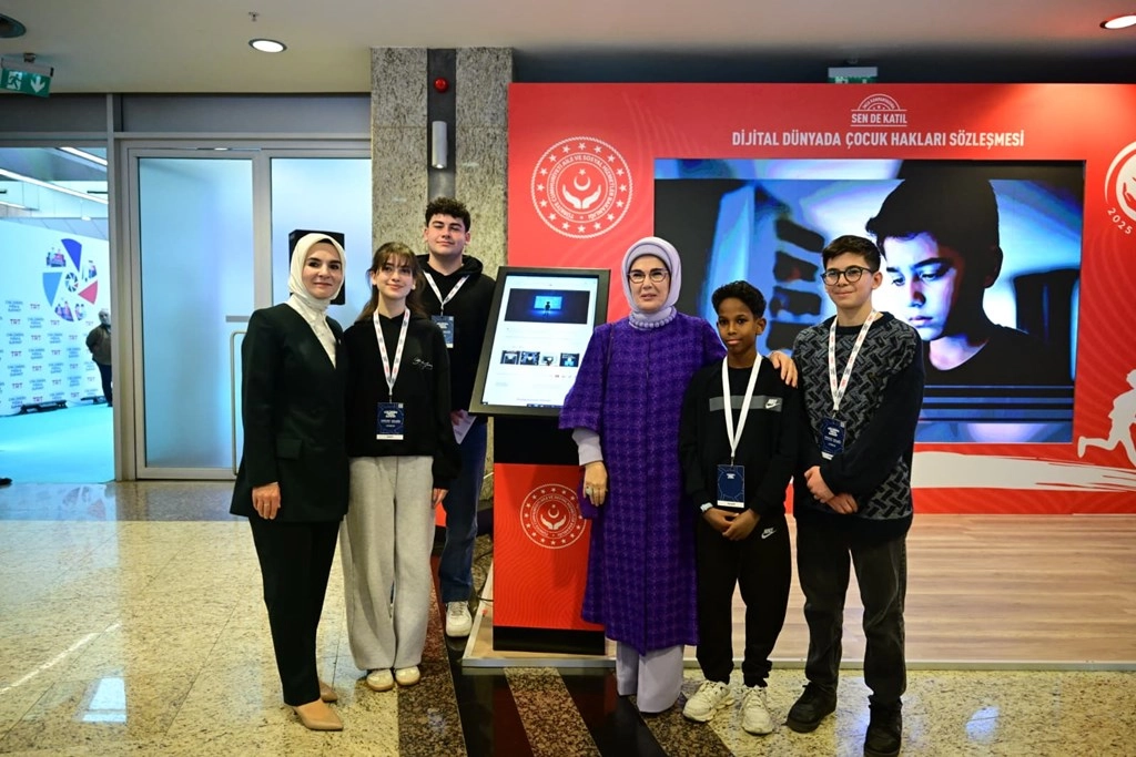 17 ülkeden bakanların katıldığı, çocukların dijital güvenliğinin ele alındığı uluslararası toplantı