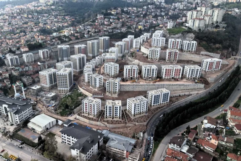 Kocaeli Cedit Kentsel Dönüşüm Projesi'nde tamamlanan konutlar ve çevre düzenlemesi