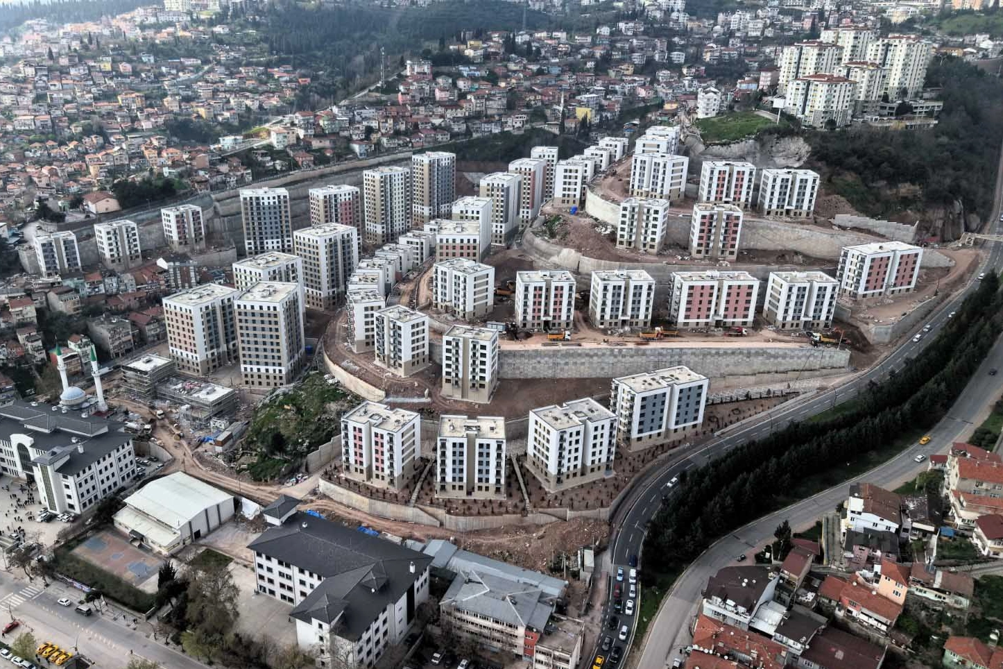 Kocaeli Cedit Kentsel Dönüşüm Projesi'nde tamamlanan konutlar ve çevre düzenlemesi