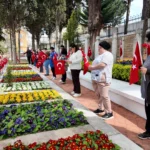 Kocaeli'de Gonca Engelsiz Yaşam Merkezi öğrencileri Şehitler Haftası kapsamında şehitlere vefa ziyareti gerçekleştirdi.