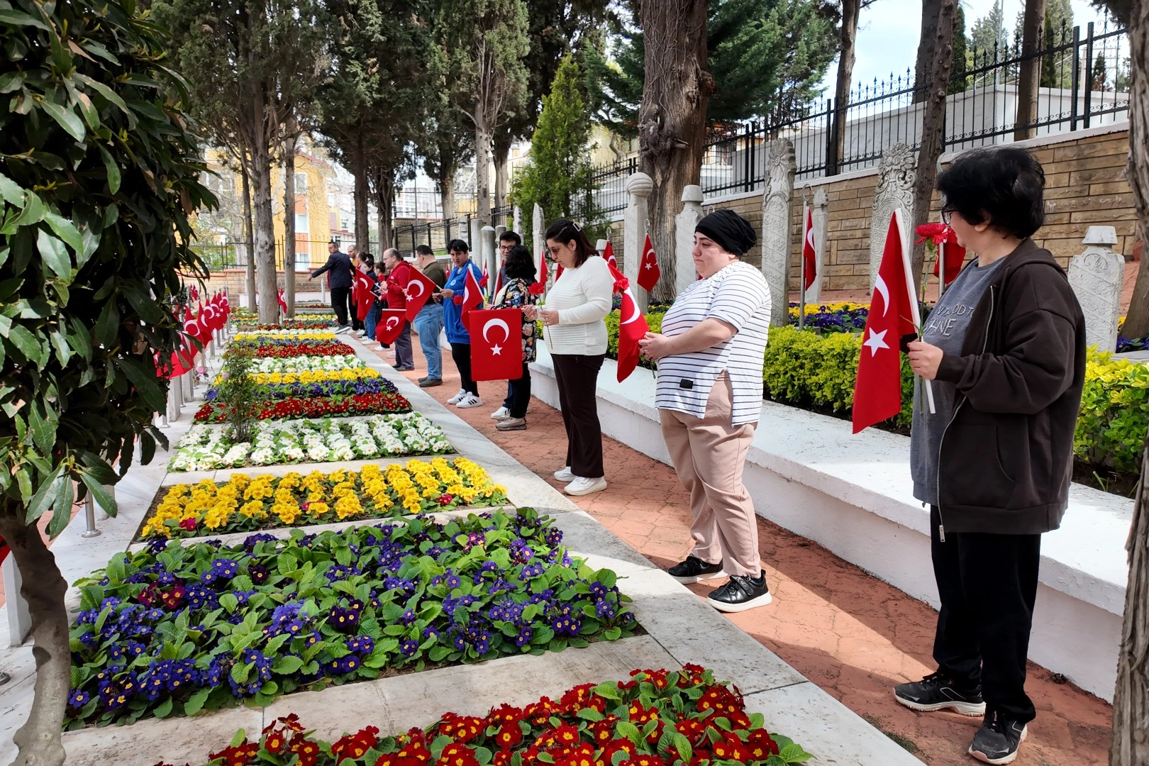 Kocaeli'de Gonca Engelsiz Yaşam Merkezi öğrencileri Şehitler Haftası kapsamında şehitlere vefa ziyareti gerçekleştirdi.