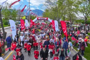 Denizli'de 23 Nisan Ulusal Egemenlik ve Çocuk Bayramı kapsamında düzenlenen çocuk koşusu etkinliği