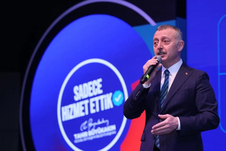 İzmir Büyükşehir Belediye Başkanı Dr. Cemil Tugay, Hasanağa Bahçesi'nde vatandaşlarla sohbet ediyor.