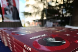 ADD Mudanya şubesi 23 Nisan etkinliği kapsamında öğrencilere Nutuk hediye ediyor