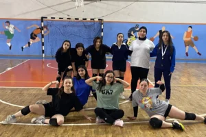 Bursa Dağgücüspor'un ücretsiz voleybol ve basketbol etkinliğine katılan çocuklar