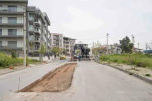 Bornova'da varyant yolda düzensiz parklanmayı önleyen orta refüj çalışması