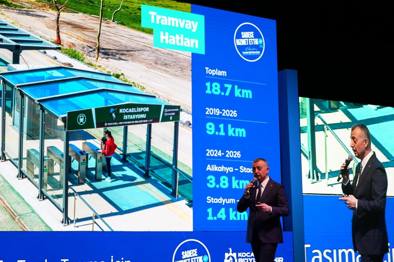 Kocaeli Büyükşehir Belediye Başkanı Tahir Büyükakın, metro ve tramvay projeleri hakkında açıklama yapıyor.