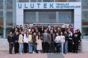 Kazakistanlı öğrenciler ULUTEK Teknopark'ta bilim ve inovasyonu keşfederken