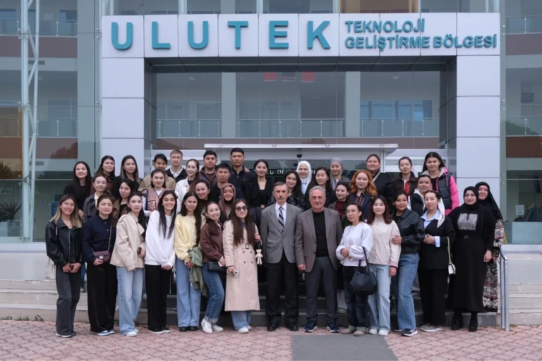 Kazakistanlı öğrenciler ULUTEK Teknopark'ta bilim ve inovasyonu keşfederken