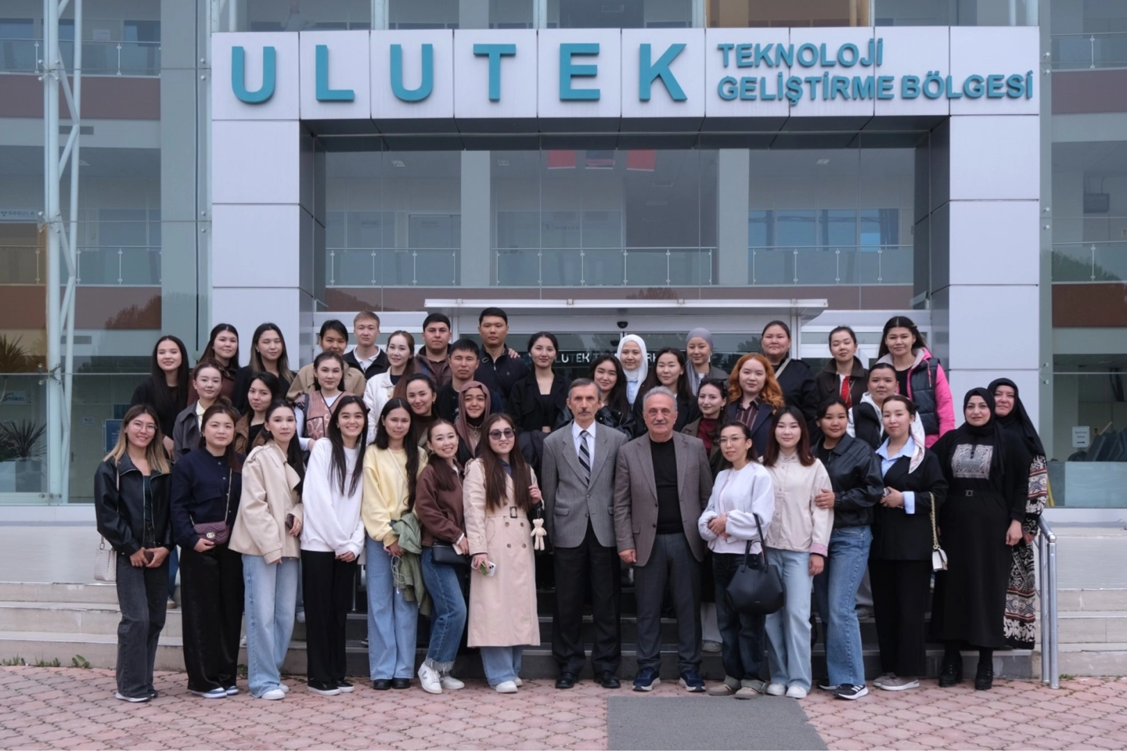 Kazakistanlı öğrenciler ULUTEK Teknopark'ta bilim ve inovasyonu keşfederken