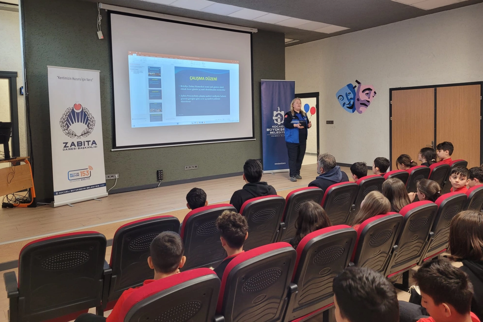 Kocaeli zabıta ekipleri, öğrencilere bilinçli tüketici hakları konusunda eğitim semineri veriyor.