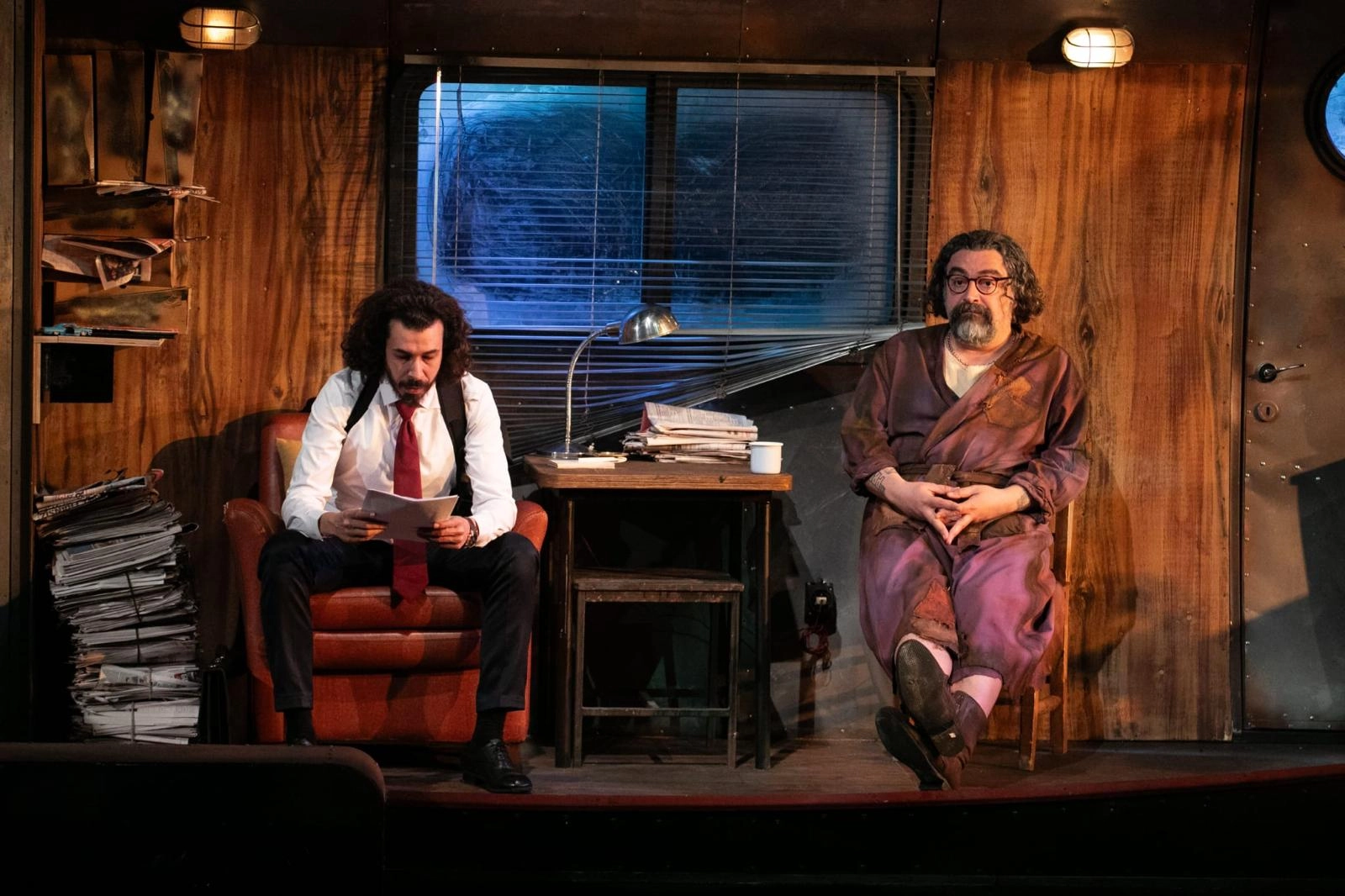 İzmir Şehir Tiyatroları'nın yeni oyunu 'Halktan Biri'nin prömiyer afişi