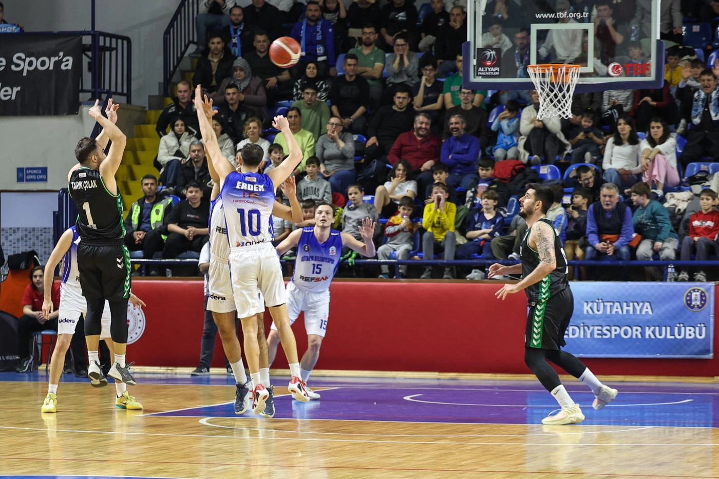 Sakarya Büyükşehir Basketbol takımının 1. Lig'e yükseldiği kutlama anı.