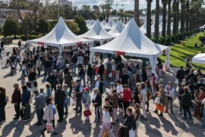 İzmir Kitap Fuarı'nda hafta sonu edebiyat ve kültür etkinlikleri yoğun ilgi gördü.