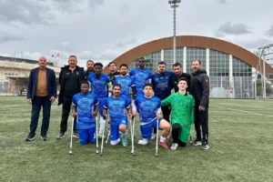 Gebze Ampute Futbol Takımı oyuncuları galibiyet sonrası sevinç yaşıyor