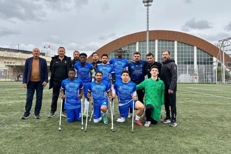Gebze Ampute Futbol Takımı oyuncuları galibiyet sonrası sevinç yaşıyor